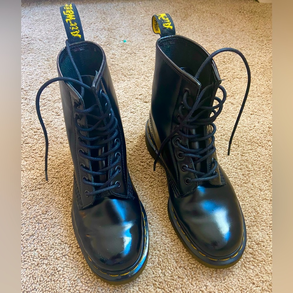 1460 WOMEN'S SMOOTH LEATHER LACE UP DOC MARTENS